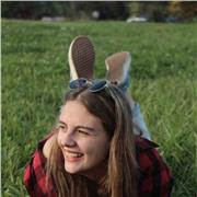 Studentessa di lettere moderne e contemporanee impartisce lezioni di letteratura a studenti delle medie e delle superiori